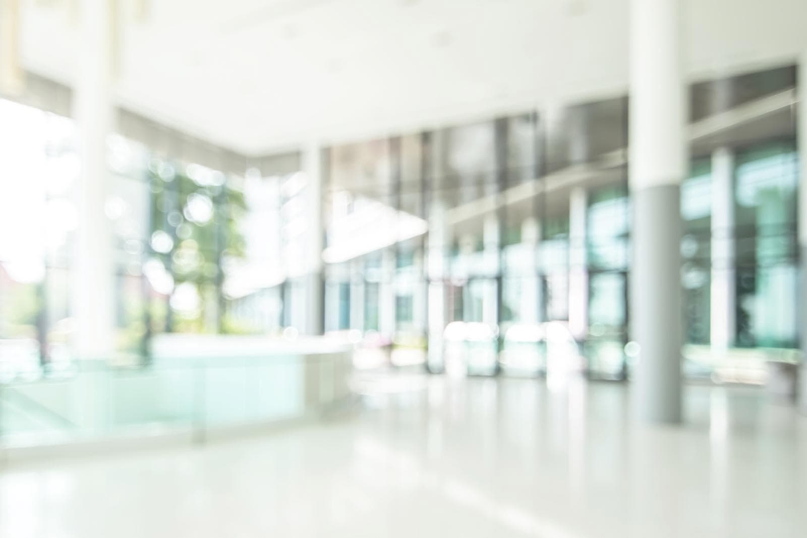 Modernes Bürogebäude im Hintergrund – unscharf dargestellt